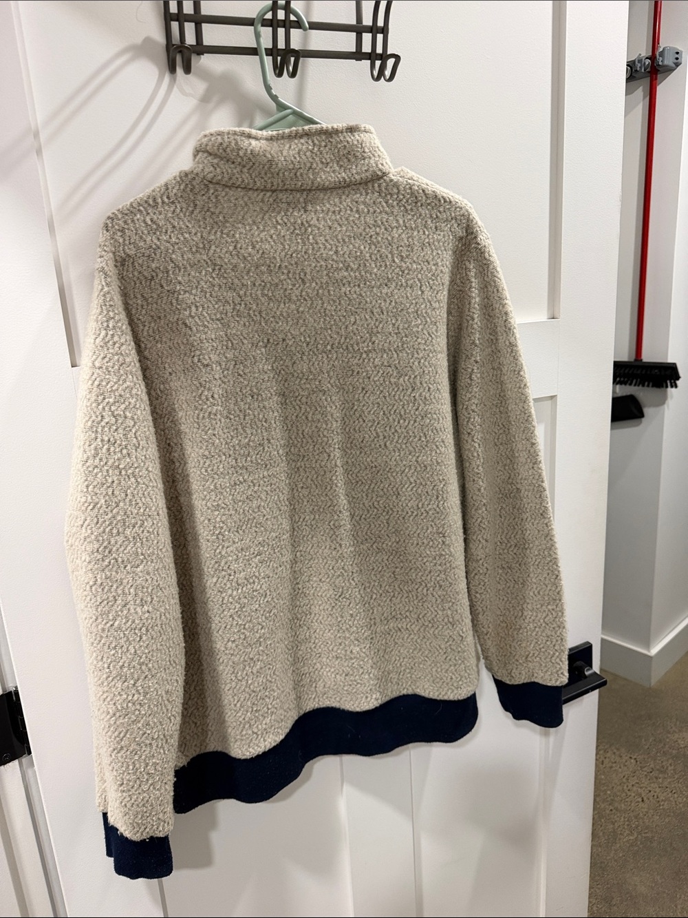 Patagonia Women’s Cream Zip-Up Fleece with Navy Trim - Picture 4 of 5